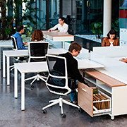 Mesas de oficina Vital Plus con archivo Spine de Actiu