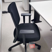 Mesa Vital de Actiu en oficina con silla Stay negra