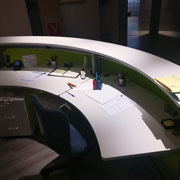 Mostrador de recepción de diseño verde Informa de Actiu montado por Asturalba en despacho de abogados en León