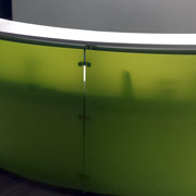 Mostrador de recepción de diseño verde Informa de Actiu montado por Asturalba en despacho de abogados en León