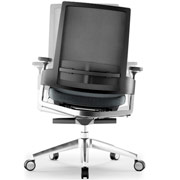Silla negra con respaldo ergonómico de malla y movimiento 360