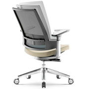 Silla negra con respaldo ergonómico de malla y movimiento 360
