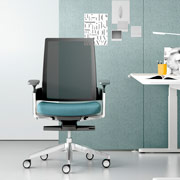 Oficina con silla de dirección azul 3.60 de Forma 5