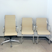 Sillas Acer de Dile Office tapizadas en beige