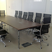 Sillas Acer de Dile Office con malla ergonómica negra y mesa de reunión wengué