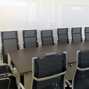 Sillas Acer de Dile Office con malla ergonómica negra y mesa de reunión wengué