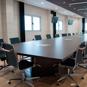 Sillas Acer de Dile Office con tapizado ergonómico negro y mesa de reunión wengué