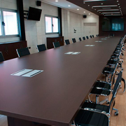 Sillas Acer de Dile Office con tapizado ergonómico negro y mesa de reunión wengué