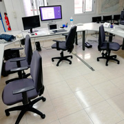 Oficinas con sillas Adapta de Dile Office con respaldo y base de nylon negro tapizada en gris