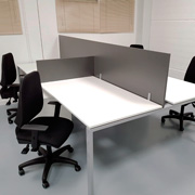 Oficinas con sillas Adapta de Dile Office con respaldo y base de nylon negro tapizada en negro