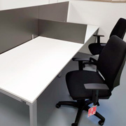 Oficinas con sillas Adapta de Dile Office con respaldo y base de nylon negro tapizada en negro