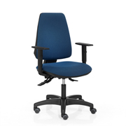 Silla Adapta de Dile Office con base de nylon negro tapizada en azul