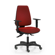 Silla Adapta de Dile Office con base de nylon negro tapizada en rojo