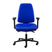 Silla Adapta de Dile Office con base de nylon negro tapizada en azul