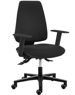 Silla de oficina con ruedas, brazos, respaldo y asientos tapizados en negro Adapta de Dile Office
