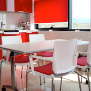 Silla Atenea de Dile Office en cocina blanca y roja