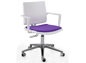 Silla de oficina con base de ruedas y estructira cromada, cuerpo blanco de polipropileno para el respaldo y asiento con acolchado cubierto de tapizado violeta