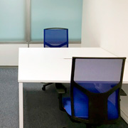 Oficina con sillas Atika de Dile Office con malla elástica en azul