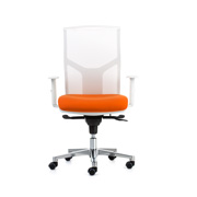 Silla de oficina ergonómica en blanco con asiento naranja