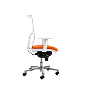 Silla de oficina ergonómica en blanco con asiento naranja