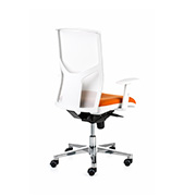 Silla de oficina ergonómica en blanco con asiento naranja