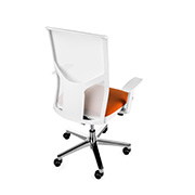 Silla de oficina ergonómica en blanco con asiento naranja