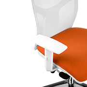 Silla de oficina ergonómica en blanco con asiento naranja