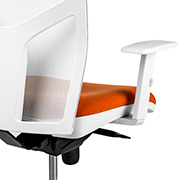 Respaldo de silla de oficina ergonómica en blanco con asiento naranja