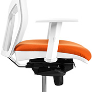 Reposabrazos de silla de oficina ergonómica en blanco con asiento naranja