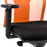 Silla negra con respaldo ergonómica naranja