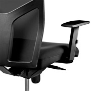 Brazo de silla negra con respaldo ergonómico de malla negra