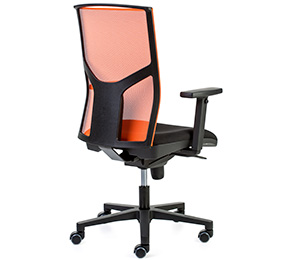 Silla de oficina con ruedas y respaldo de malla con asiento tapizado en color gris Atika de Dile Office