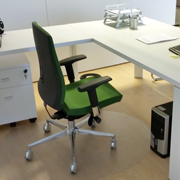 Mesa de oficina con silla Flexa de Dile Office en verde