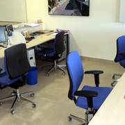 Oficina con silla Flexa de Dile Office en azul