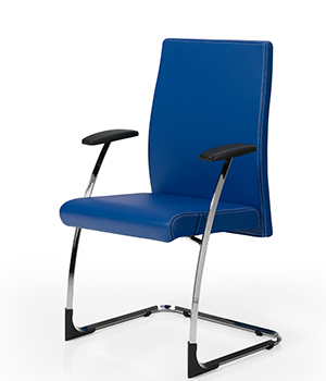 Sillón de dirección con respaldo bajo confidente tapizada en piel de color azul para despacho Neo