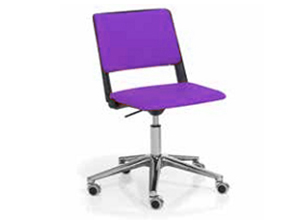 Silla de oficina con cuerpo de acero negro y respaldo y asiento acolchados y tapizadso en violeta Reload Tapizada