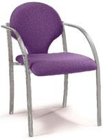 Silla confidente económica y elegante con estructura cromada y tapizado en tela morada o violeta