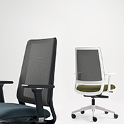 Silla de oficina ergonómica con marco blanco o negro Sense de Forma 5