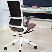 Silla de oficina ergonómica y elegante TNK 500 de Actiu