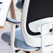 Silla de oficina con ruedas, ergonómico y asiento azul Trim de Actiu