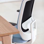 Silla de oficina con ruedas, respaldo ergonómico y asiento azul  Trim de Actiu