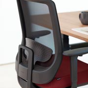 Silla de oficina con ruedas y respaldo ergonómico de malla Trim de Actiu