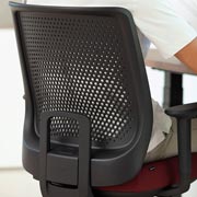 Silla de oficina con ruedas y respaldo ergonómico gris Trim de Actiu