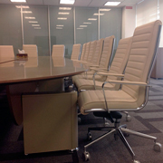 Sala de reunión con sillas Trinity de Dile Office en beige y marrón