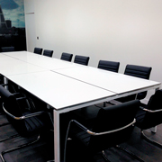 Sala de reunión con sillas Trinity de Dile Office negro con mesa blanca