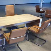 Sala de reunión con sillas Trinity de Dile Office marrón