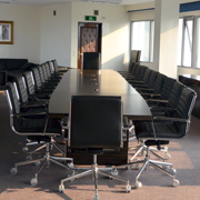 Sala de reunión con sillas Trinity de Dile Office negro