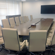 Sala de reunión con sillas Trinity de Dile Office beige