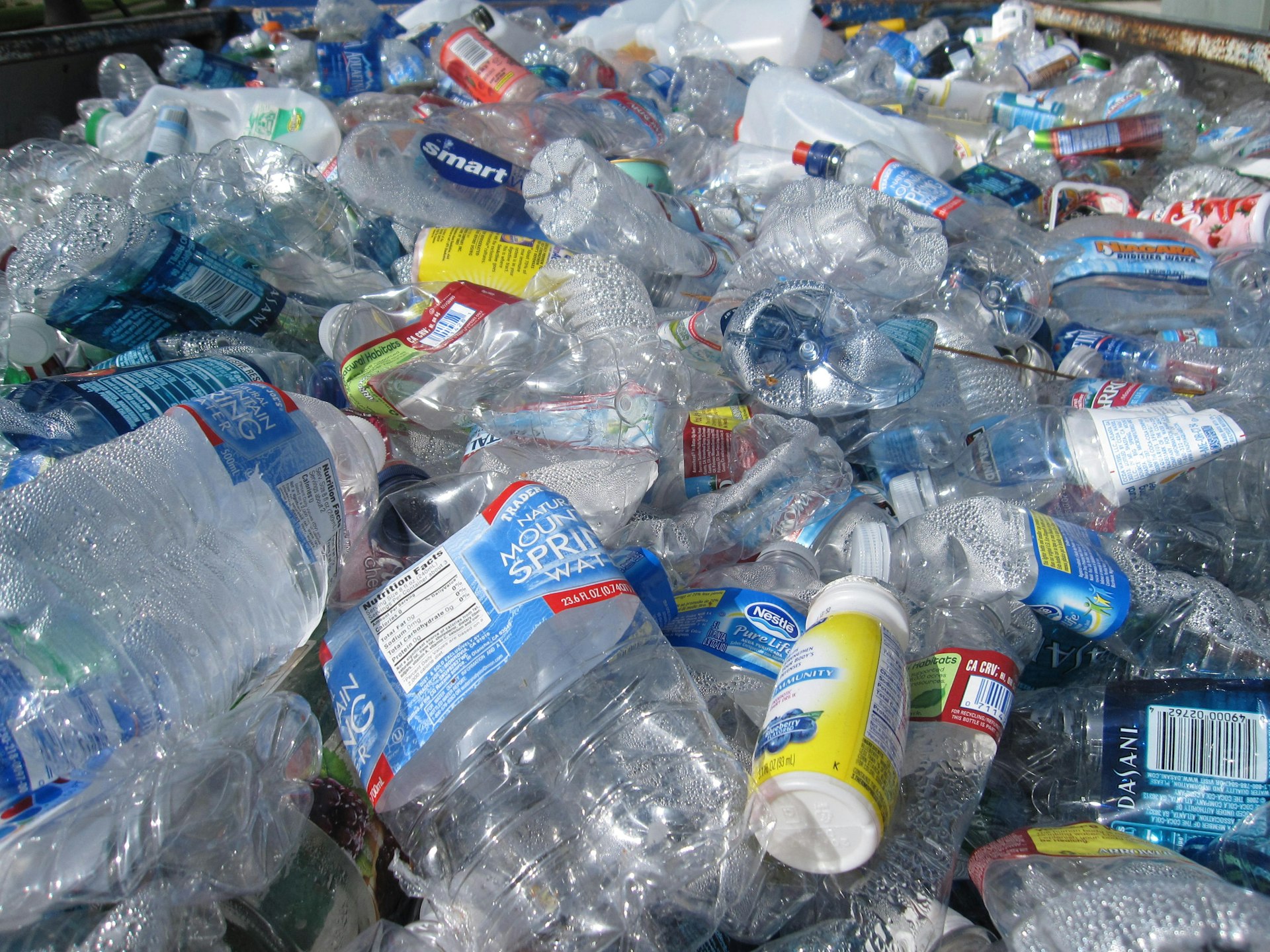 Botellas y envases de plástico