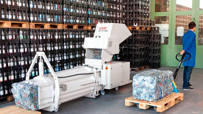 Reduce en un 90% Este método altamente eficiente de reciclaje de PET reduce el tamaño de las botellas vacías en un 90 % en un solo paso, transformándolas en balas compactas.